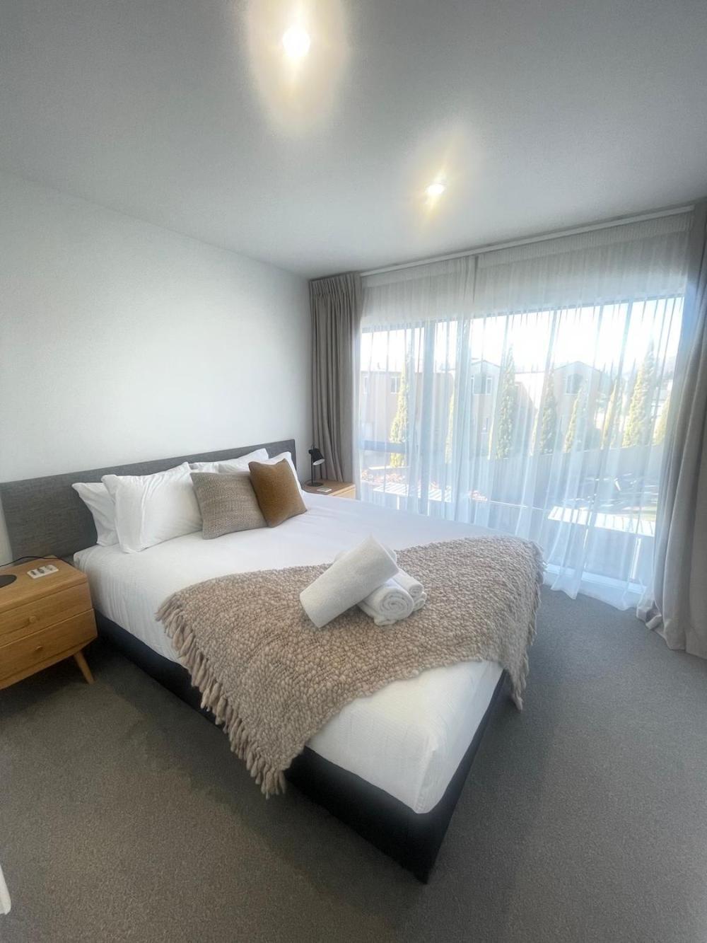 Alpine Junction Townhouse Apartments, Lodge & Hotel Wanaka Exterior photo