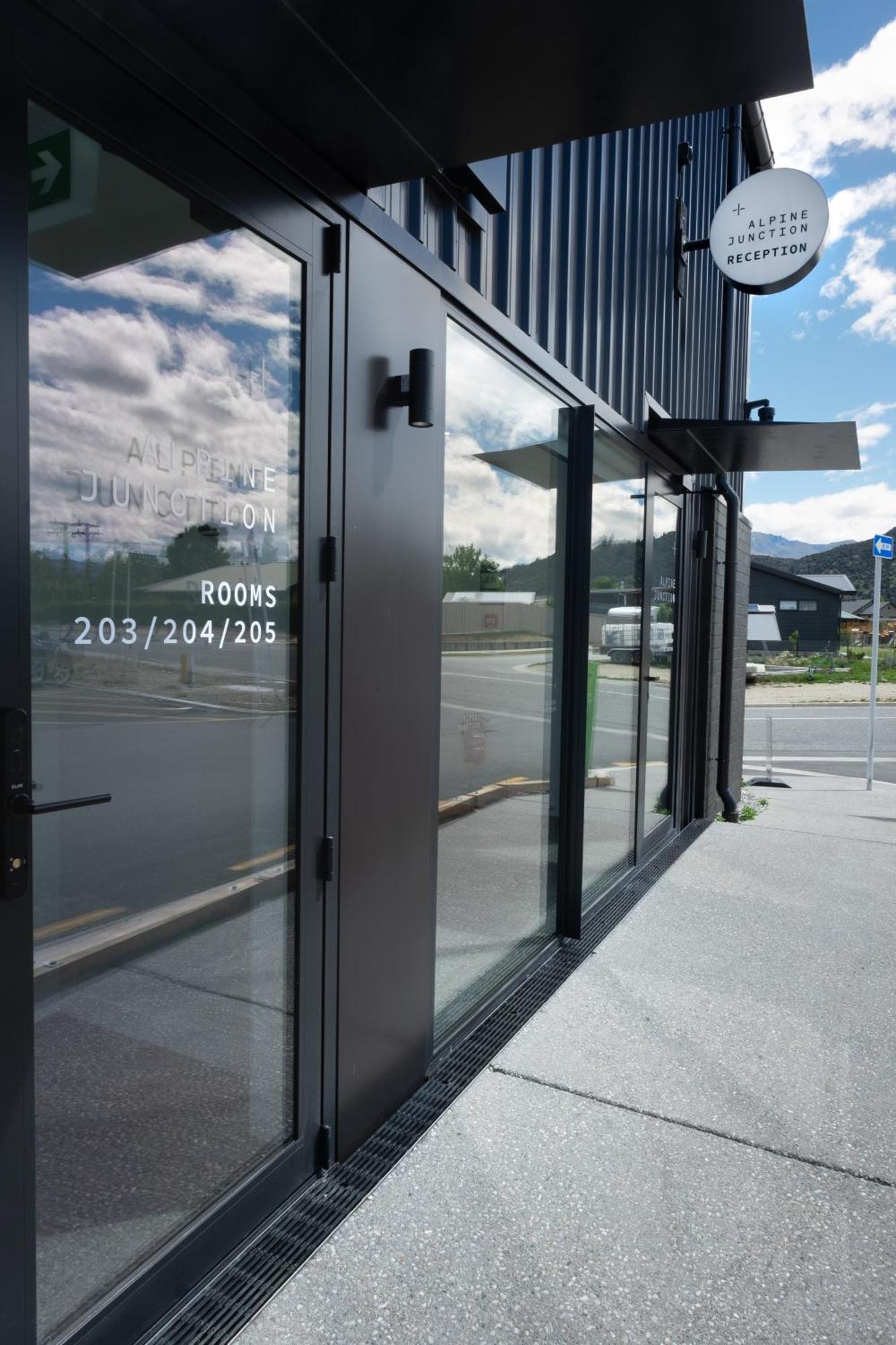Alpine Junction Townhouse Apartments, Lodge & Hotel Wanaka Exterior photo