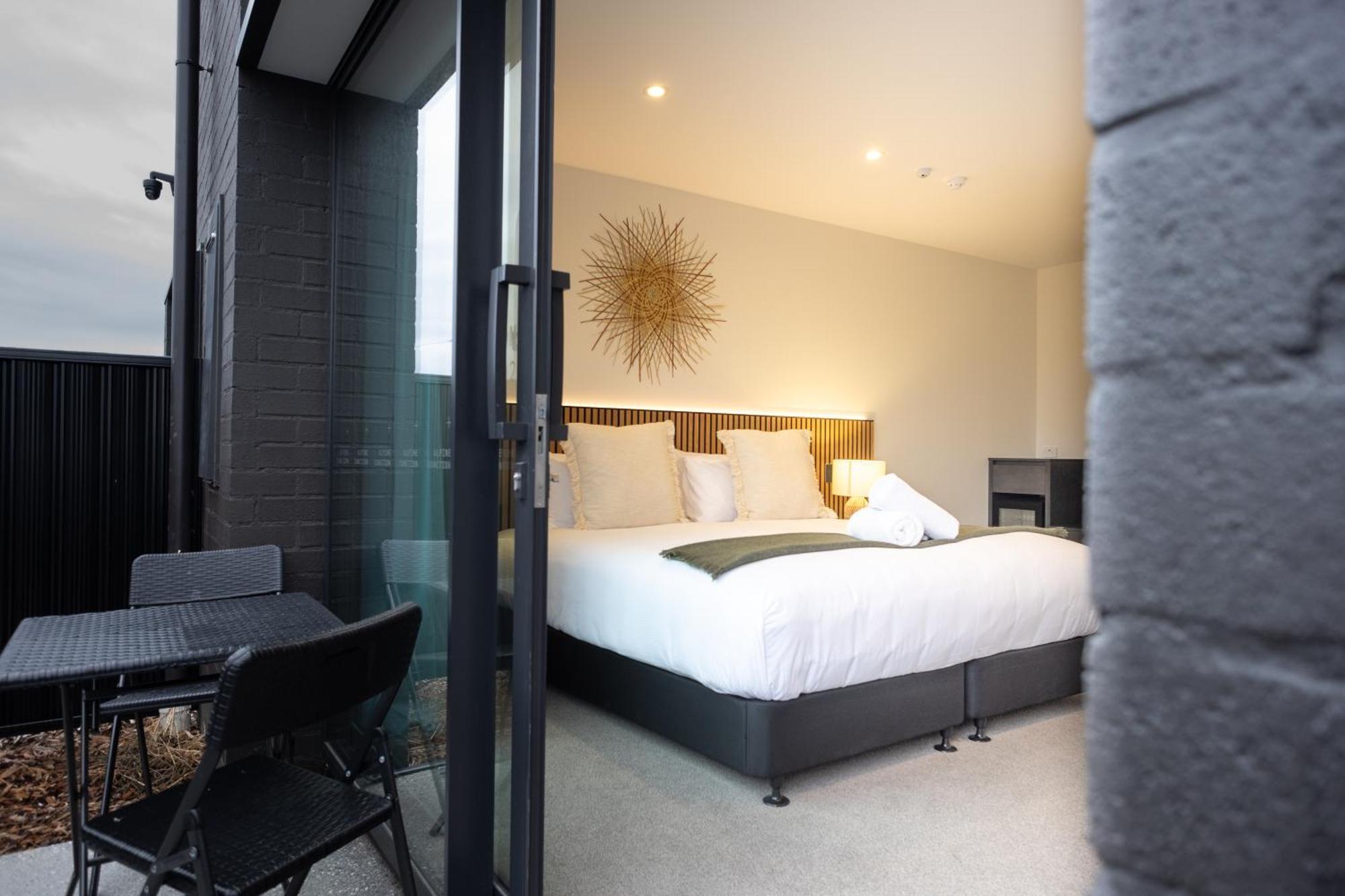 Alpine Junction Townhouse Apartments, Lodge & Hotel Wanaka Exterior photo